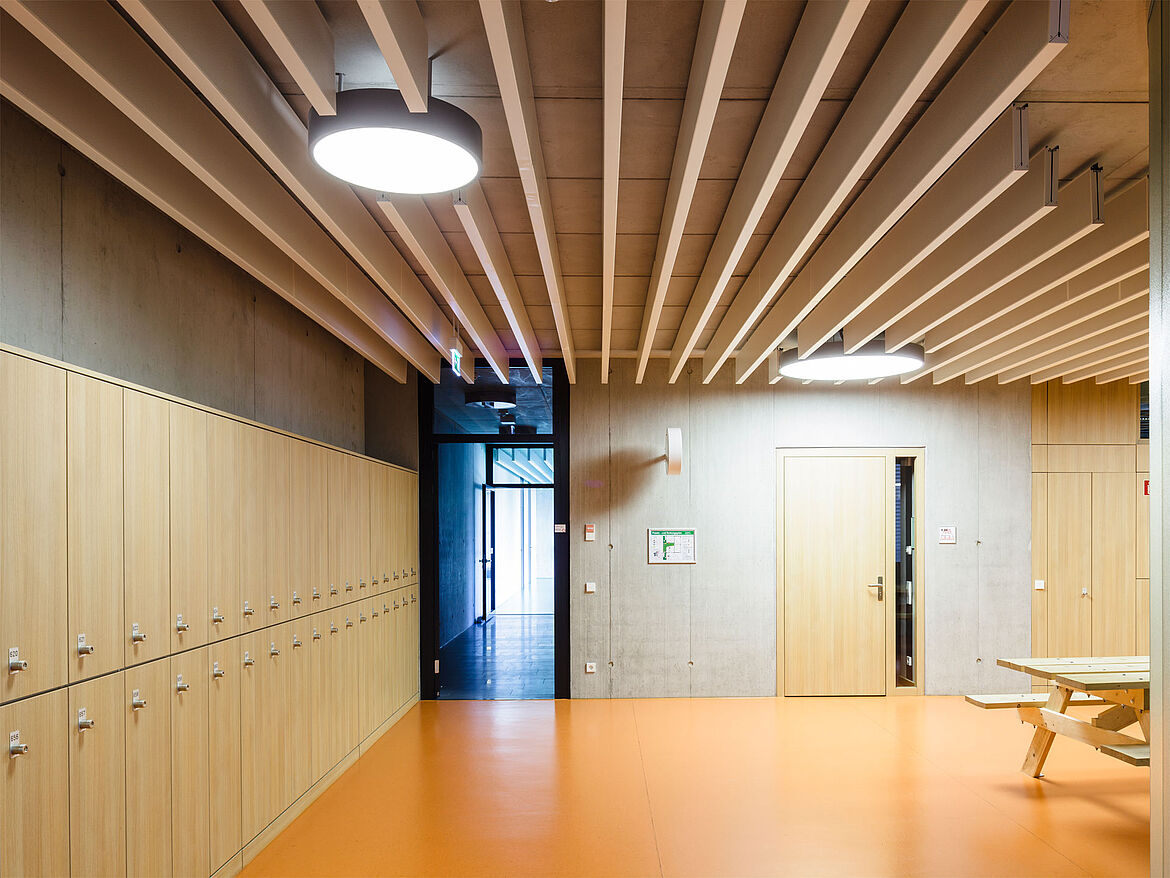Stierstadt Integrated Comprehensive School, Oberursel [DE] | POLYLAM vertical baffle ceiling | Photo: Stefan Marquardt