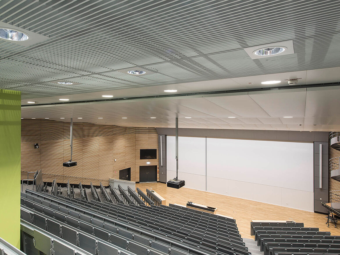 University of Bayreuth [DE] | Custom-made dur-SOLO raft ceiling; STARLAM open-cell ceiling | Photo: Julia Schambeck