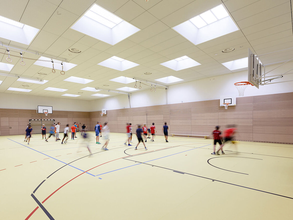 Wilhelmsgymnasium, Munich [DE] | S7 RHOMBOS TAIFUN expanded metal ceiling with skylights, featuring integrated lighting | Photo: Peter Schinzler
