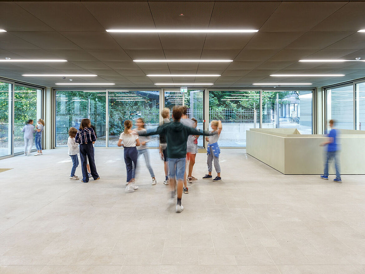 Wilhelmsgymnasium, Munich [DE] | S4 RHOMBOS expanded metal ceiling with integrated OMEGA 100 light line | Photo: Peter Schinzler