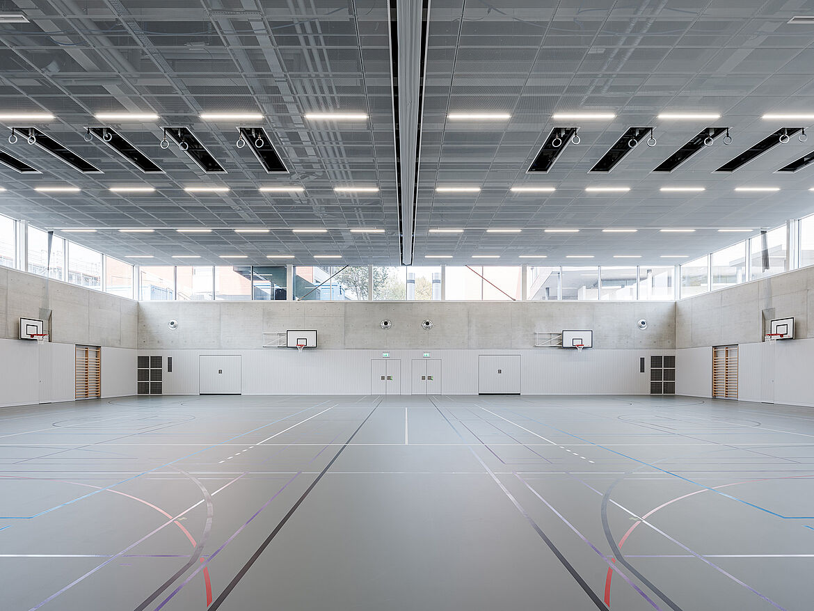 Grüze 5 Secondary School, Dübendorf [CH] | S7 RHOMBOS TAIFUN expanded metal ceiling with integrated TANGENTA-Y100 luminaire | Photo: Beat Bühler Photography
