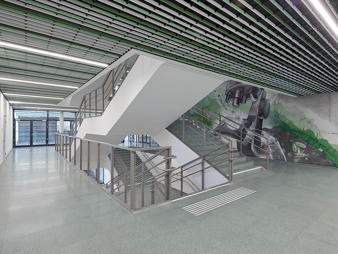 Innerfavoriten Education Campus, Vienna [AT] | STARLAM open-cell ceiling with integrated OMEGA 40 light line | Photo: Andreas Buchberger