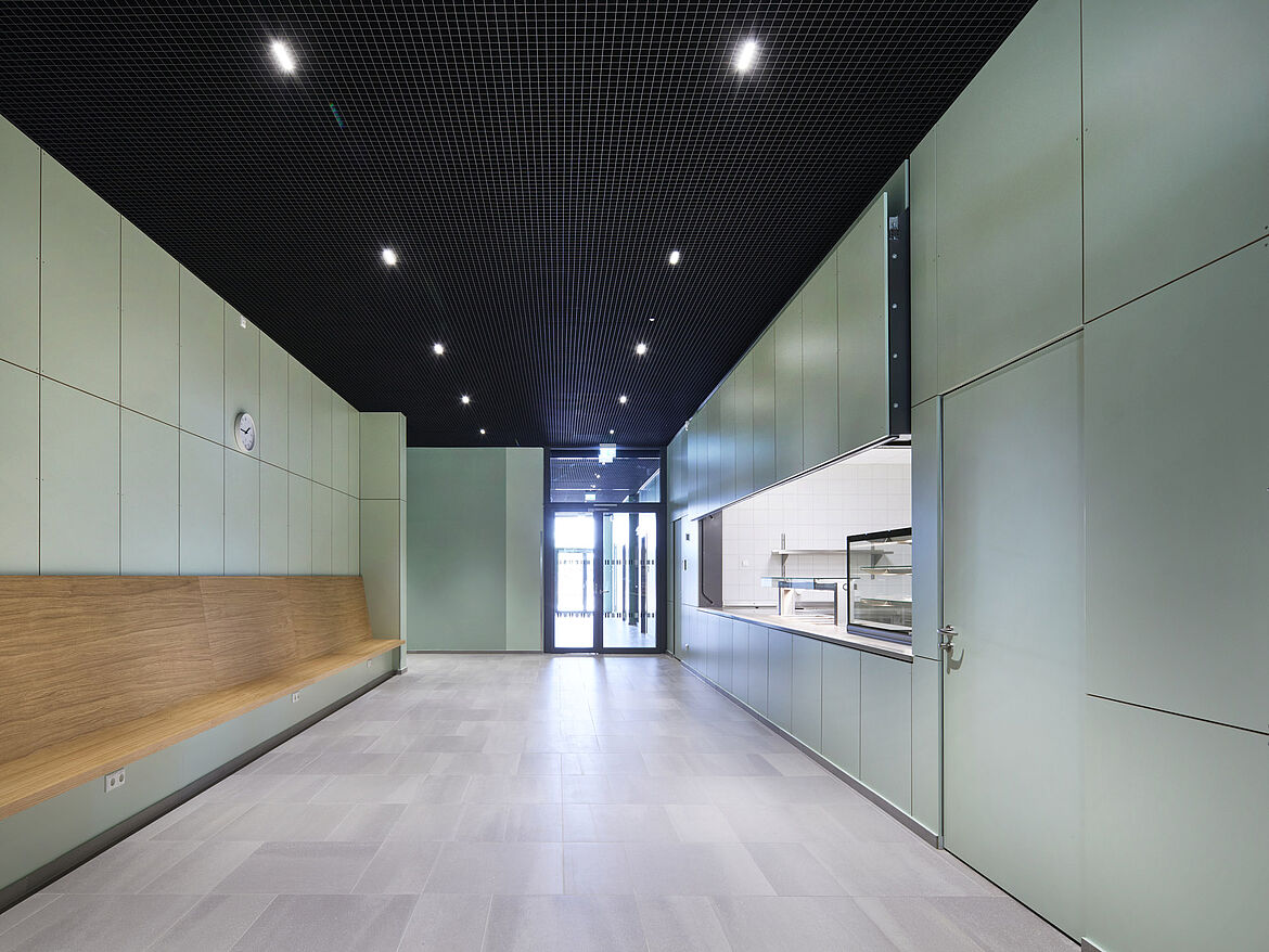 Marie Curie School, Leipzig [DE] | QUADRA open-cell ceiling | Photo: Robert Gommlich